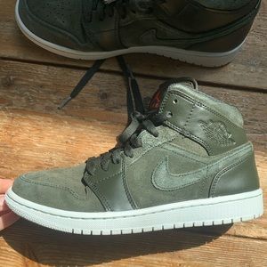 Jordan 1 Retro Sequoia Max Orange